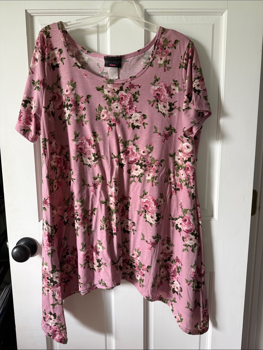 Discreet Pink Floral Short-Sleeve Tunic